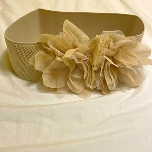 Add flowers to your outfit with a Cute elasticized belt! Size s/m